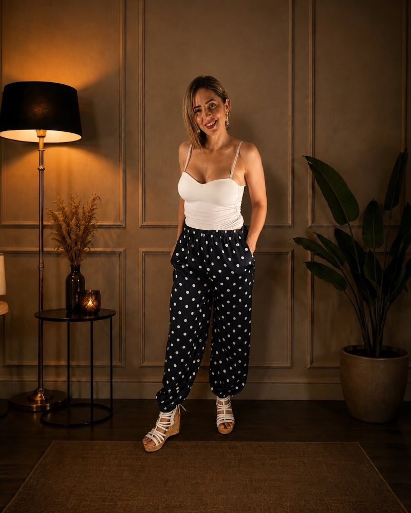 Pantalón fluido estampado de lunares con diseño cómodo y favorecedor.