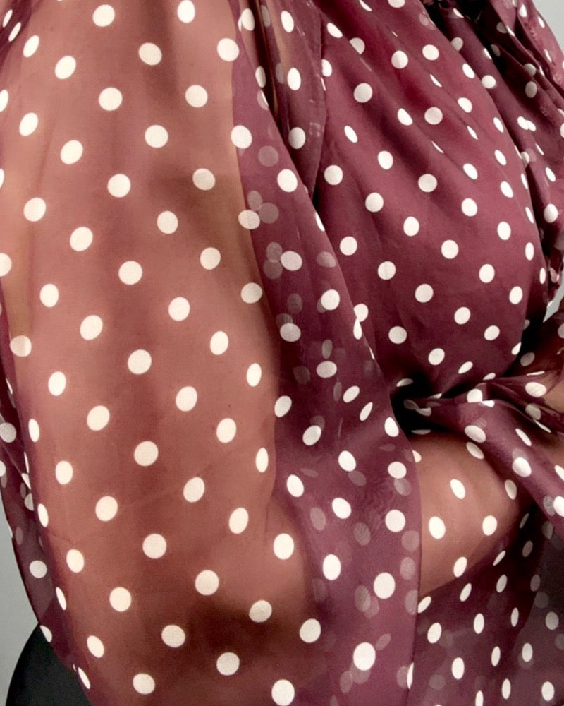 Blusa de gasa en tono burdeos con lunares