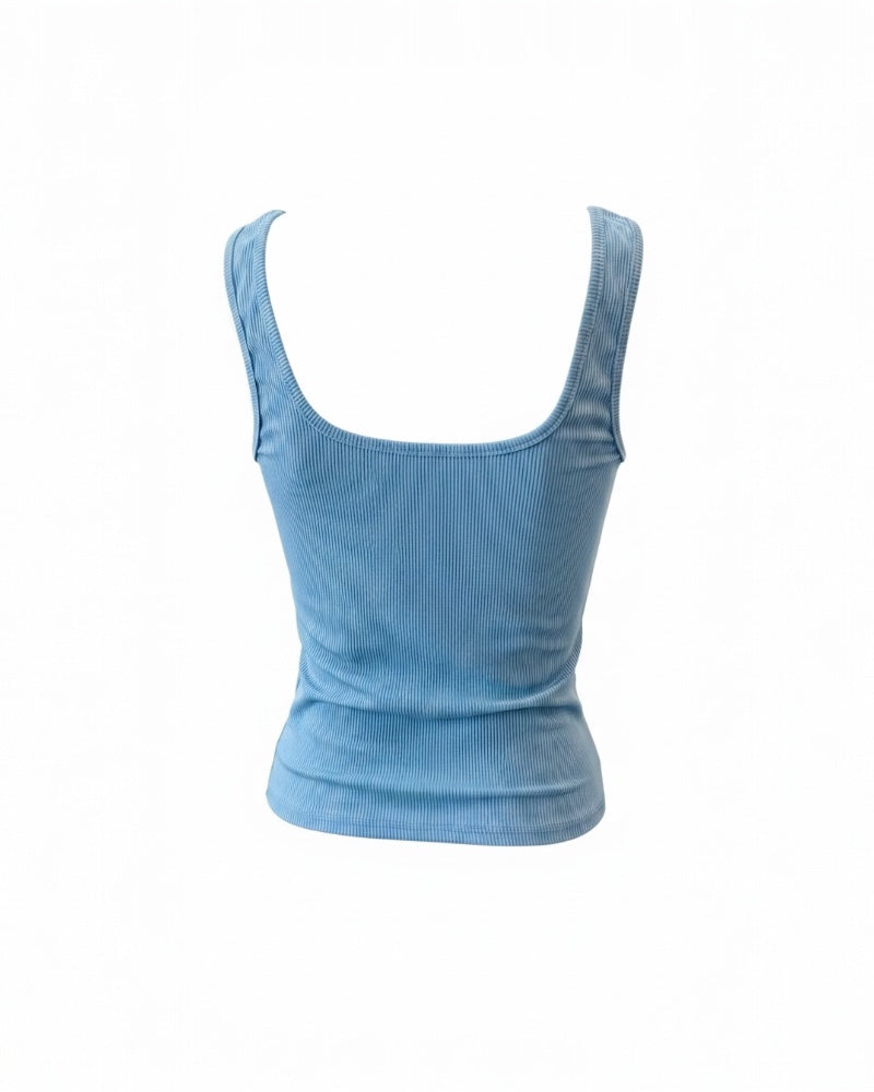 Jersey canalé azul cielo con detalle de corazones metálicos