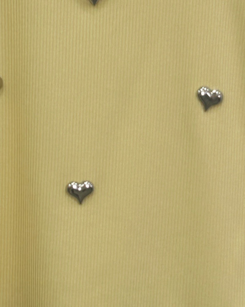 Jersey  canalé amarillo con detalle de corazones metálicos