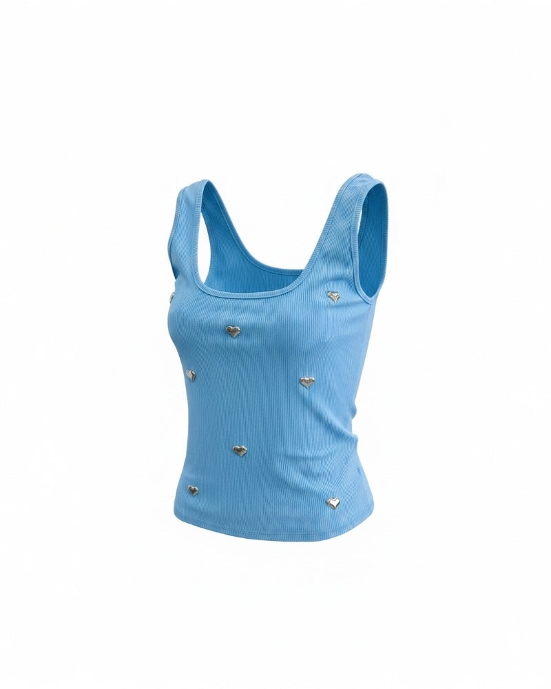 Jersey canalé azul cielo con detalle de corazones metálicos