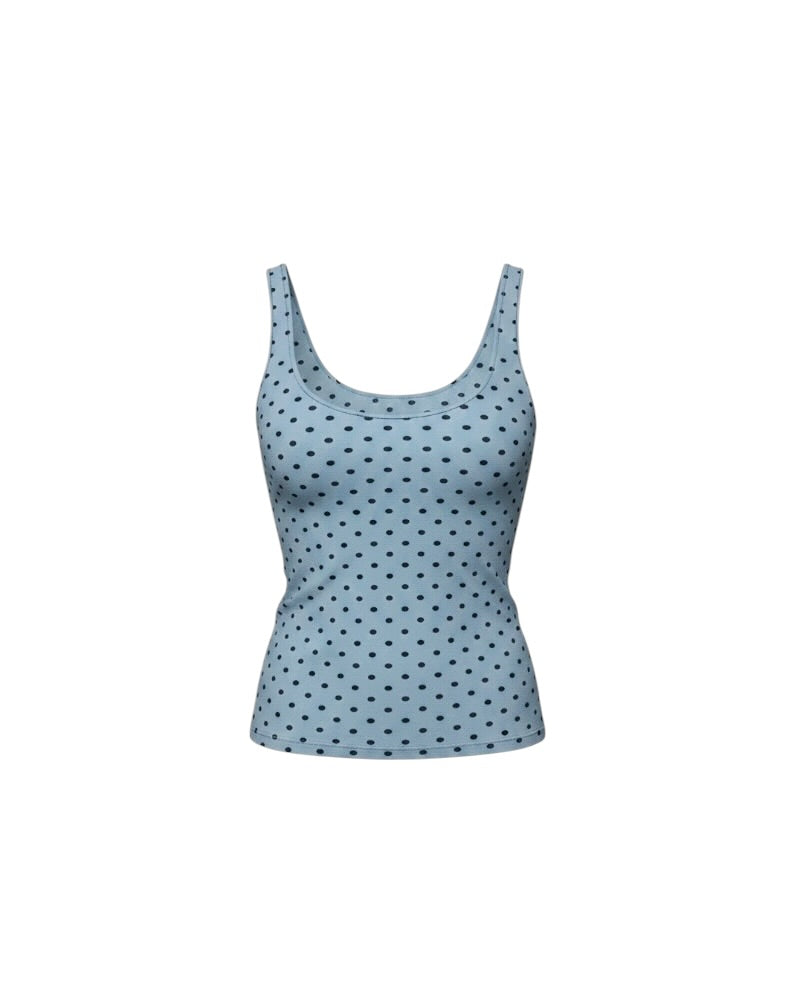 Camiseta de tirantes azul con estampado de lunares negros.