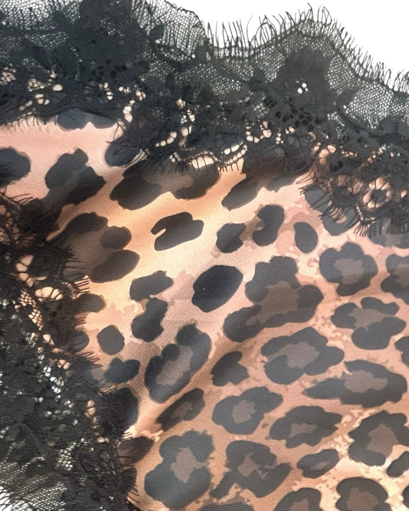 Falda satinada estampado leopardo con detalle de encaje negro
