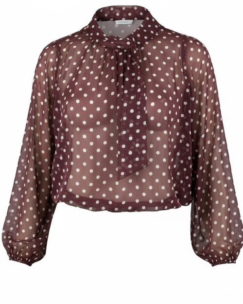 Blusa de gasa en tono burdeos con lunares
