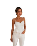 Jersey blanco entallado con tirantes finos y detalle peplum.
