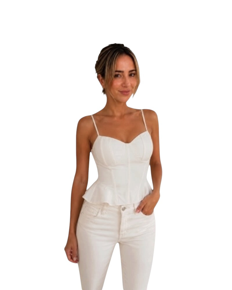 Jersey blanco entallado con tirantes finos y detalle peplum.