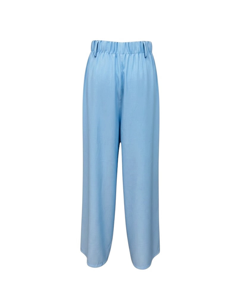 Pantalón fluido azul cielo de tiro alto con diseño cruzado delantero.
