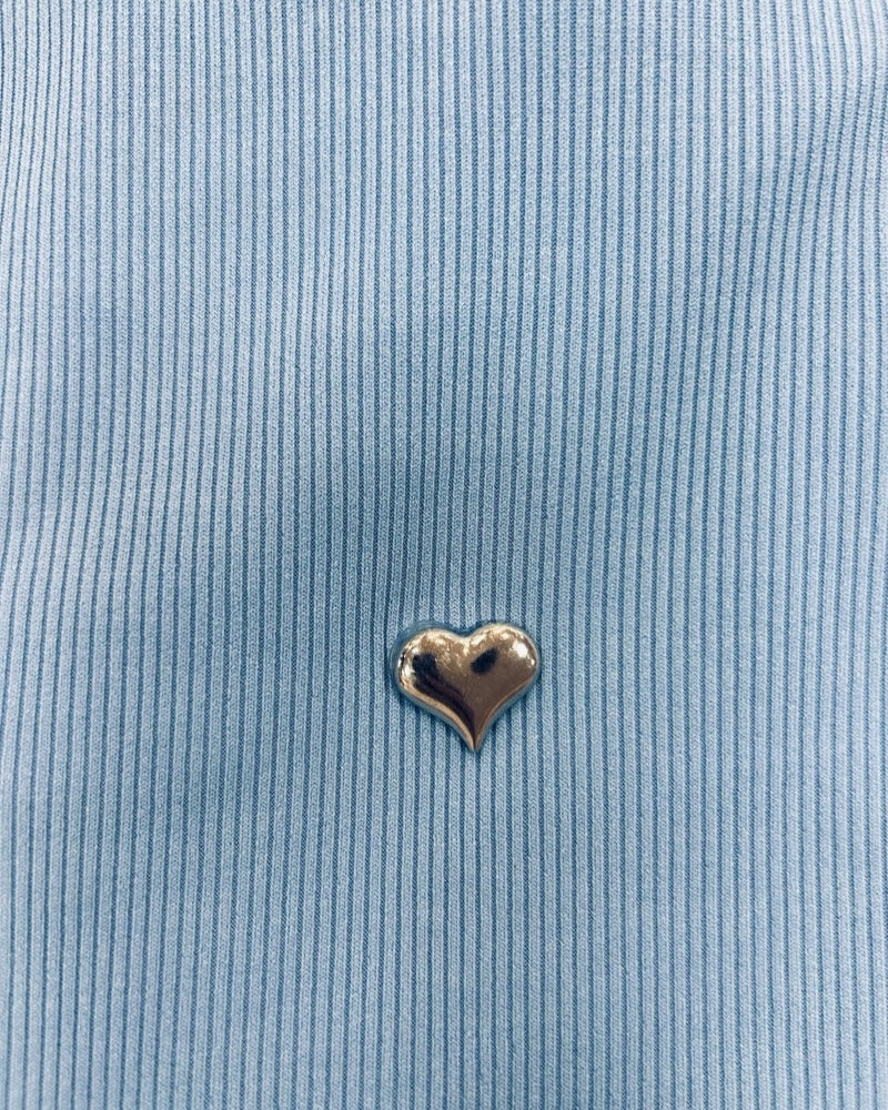 Jersey canalé azul cielo con detalle de corazones metálicos