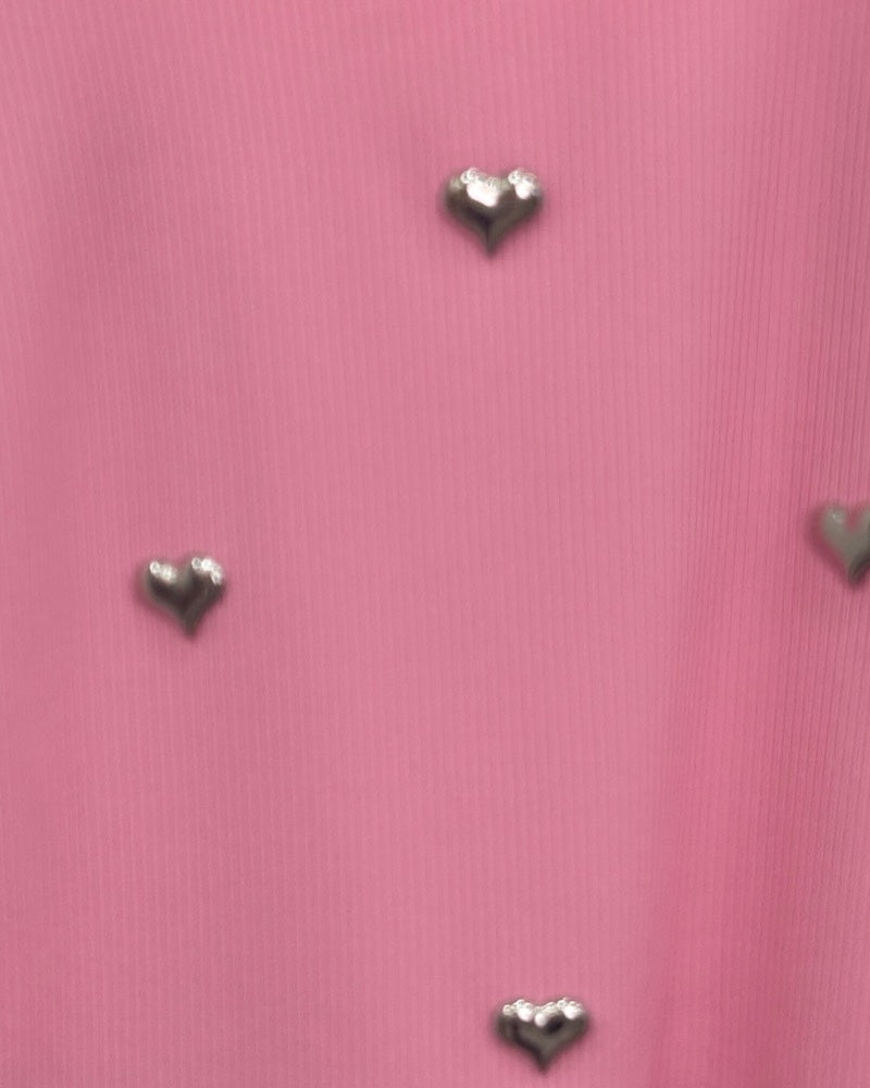Jersey canalé rosa con detalle de corazones metálicos