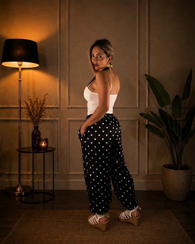 Pantalón fluido estampado de lunares con diseño cómodo y favorecedor.