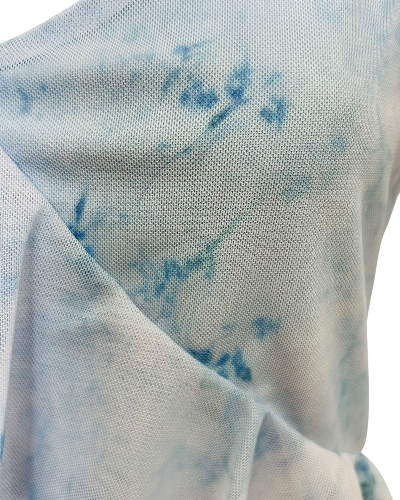 Jersey fluido azul efecto tie-dye con volante asimétrico.