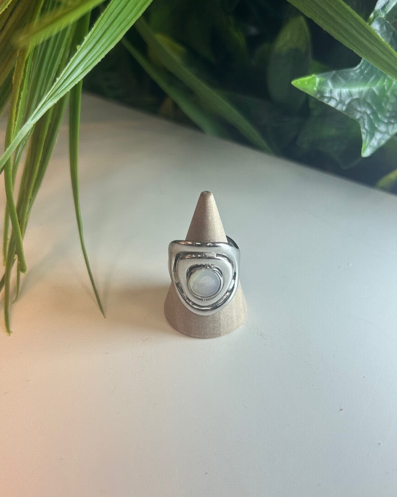 Anillo Orgánico "Selene" con Piedra Luna - Diseño Escultórico