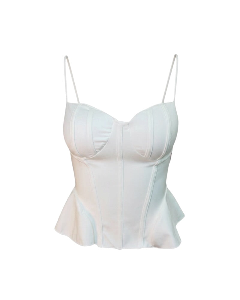 Jersey blanco entallado con tirantes finos y detalle peplum.