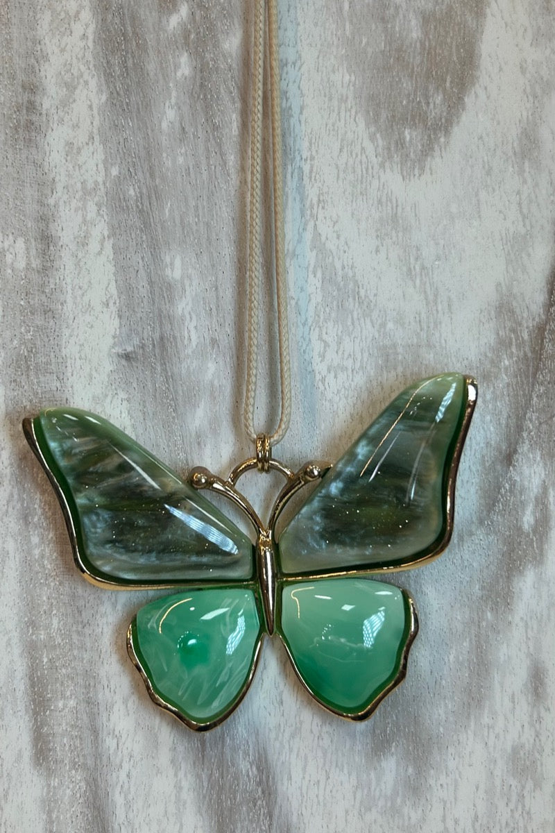 Collar Mariposa en Verde Esmeralda