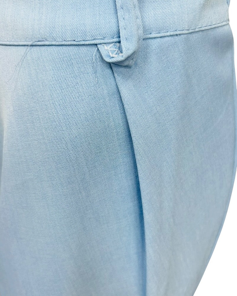 Pantalón fluido azul cielo de tiro alto con diseño cruzado delantero.