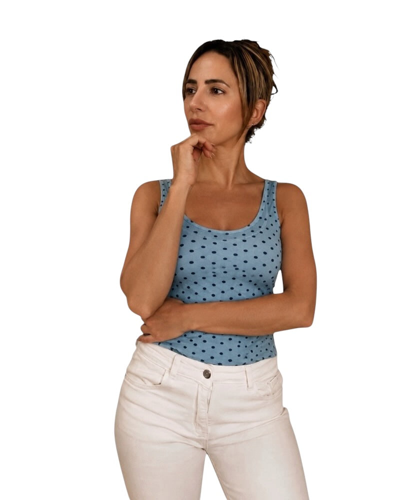 Camiseta de tirantes azul con estampado de lunares negros.