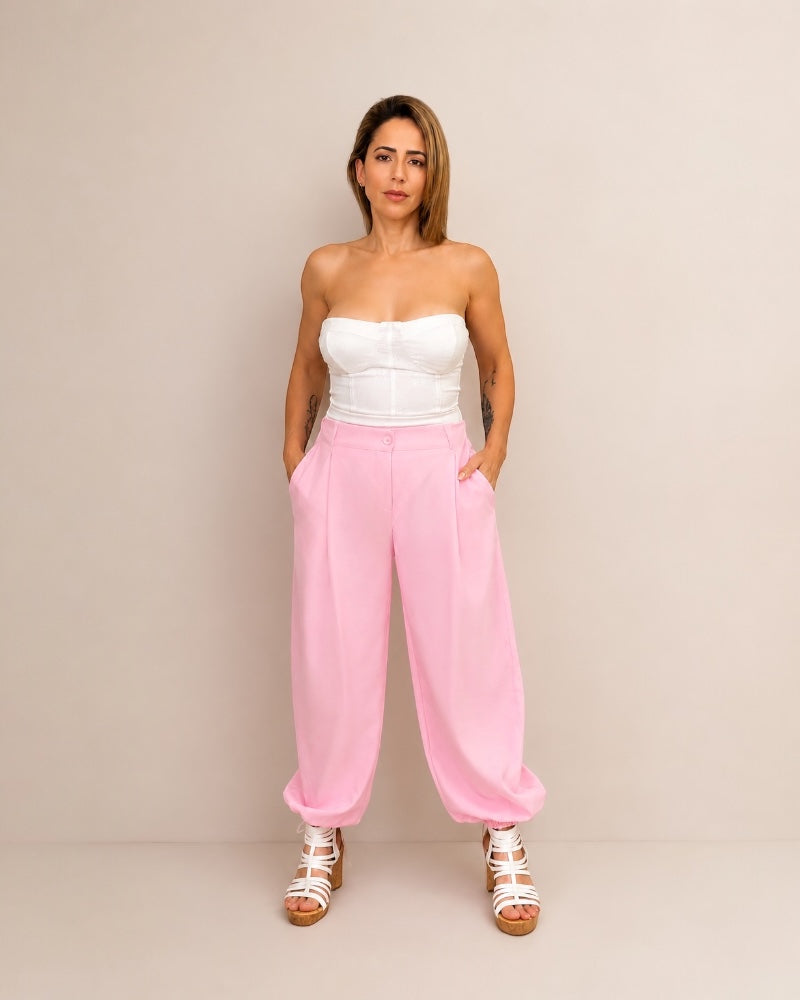 Body blanco estilo corsé con detalle de encaje y efecto moldeador.