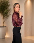 Pantalón negro recto de vestir con caída fluida y diseño elegante