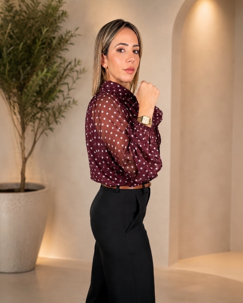 Pantalón negro recto de vestir con caída fluida y diseño elegante