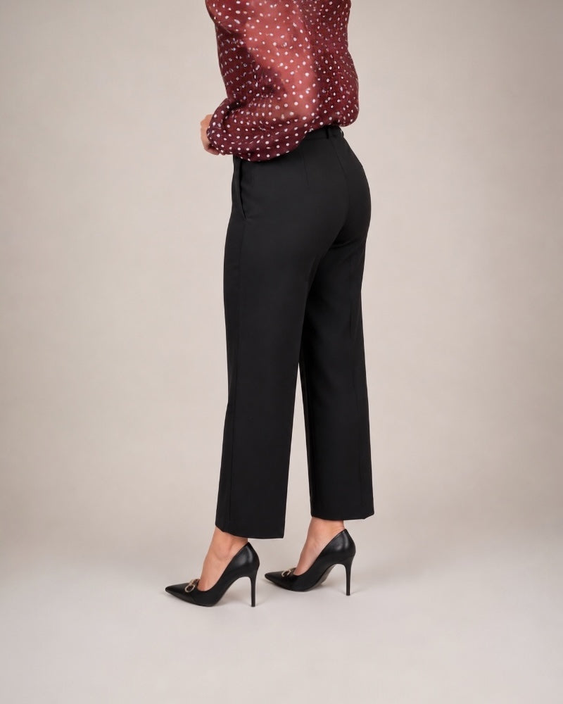 Pantalón negro recto de vestir con caída fluida y diseño elegante