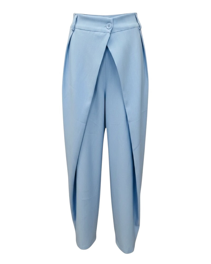 Pantalón fluido azul cielo de tiro alto con diseño cruzado delantero.