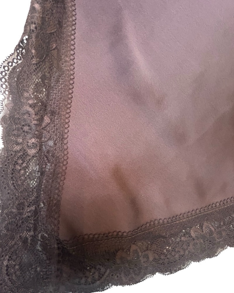 Falda satinada con detalle de encaje, elegante y femenina.
