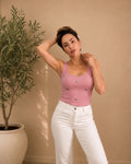 Jersey canalé rosa con detalle de corazones metálicos