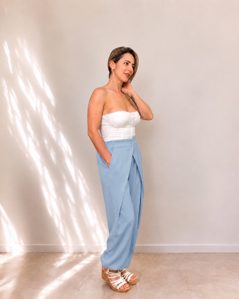 Pantalón fluido azul cielo de tiro alto con diseño cruzado delantero.