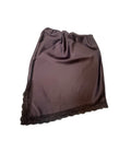 Falda satinada con detalle de encaje, elegante y femenina.