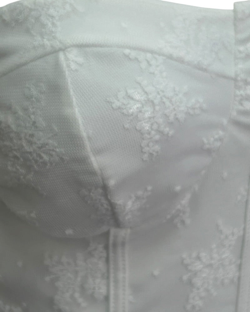 Body blanco estilo corsé con detalle de encaje y efecto moldeador.