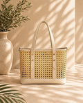 Bolso de rafia trenzada en tono natural y beige